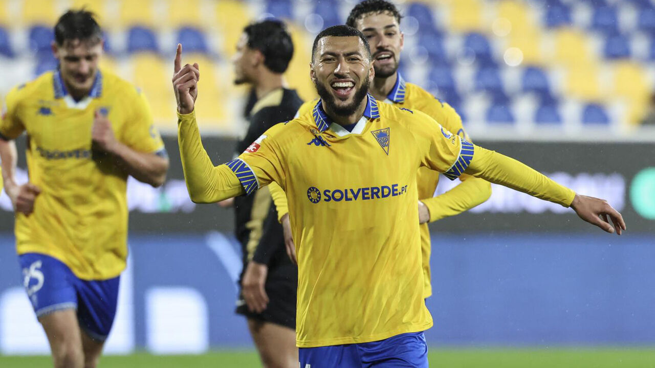 Begraoui festeja um dos golos apontados com a camisola do Estoril