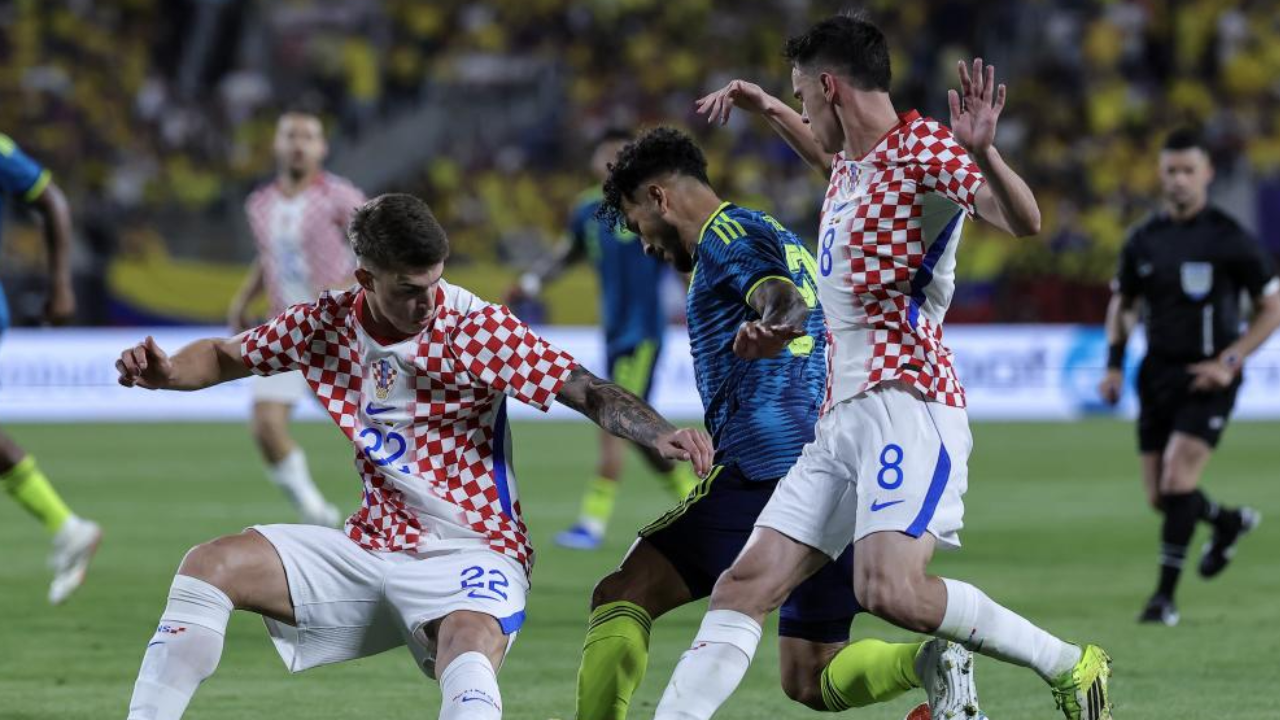 Luis Suárez tenta driblar dois adversários croatas