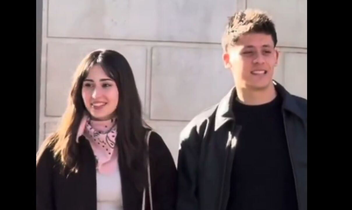 Güler e Nayman são fotografados; o jogador parece envergonhado