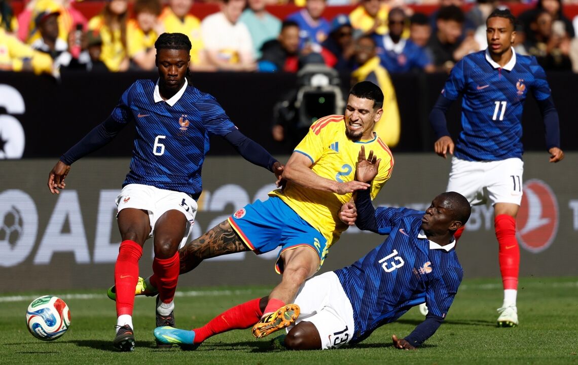 Camavinga e Oliseh disputam a bola em jogo de futebol