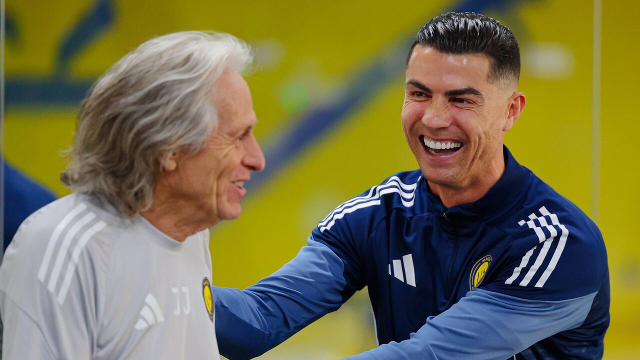 Cristiano Ronaldo e Jorge Jesus em momento descontraído no ginásio do Al Nassr