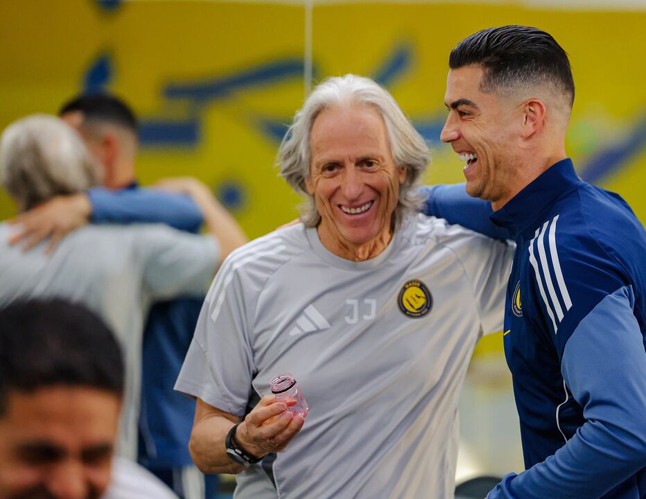 Cristiano Ronaldo e Jorge Jesus em momento descontraído no ginásio do Al Nassr