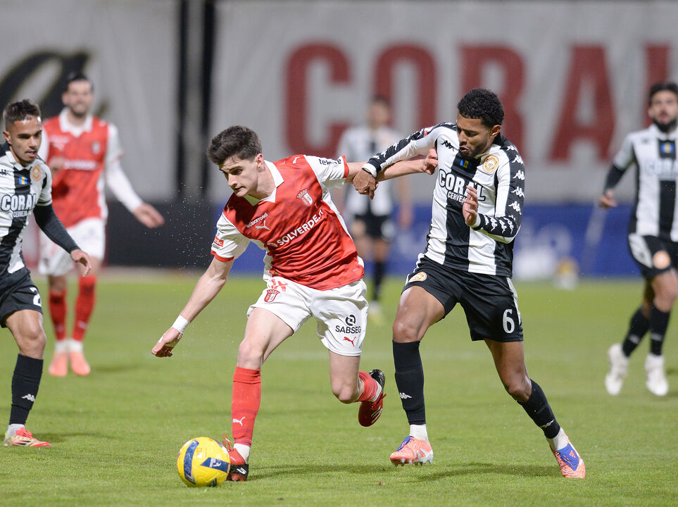 Médio brasileiro vai cumprir suspensão de um jogo