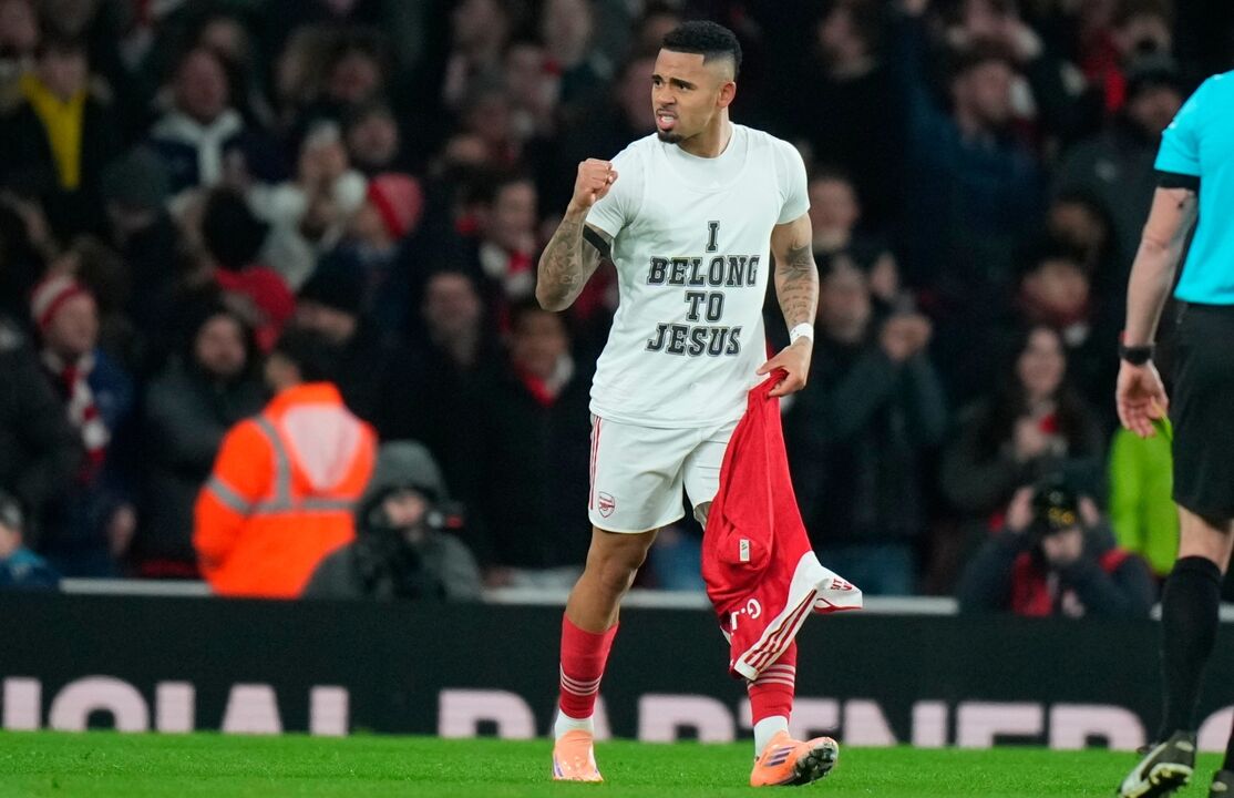 Gabriel Jesus exibe mensagem religiosa num jogo do Arsenal
