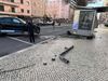 Carro acidentado e paragem de autocarro destruída após colisão em Lisboa