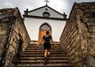Atleta sobe escadas na Povoação Trail, prova da Taça de Portugal de trail running nos Açores