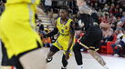 Basquetebolistas em ação durante jogo da Euroliga, afetado devido a guerra no Médio Oriente