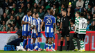 Cláudio Pereira mostra o cartão amarelo durante o Sporting-FC Porto