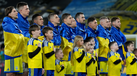 Jogadores da seleção ucraniana cantam o hino nacional antes do jogo contra a Suécia