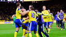 Jogadores da Suécia celebram com Gyökeres, herói que decidiu o apuramento para o Mundial