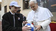 Papa Leão XIV autografa uma bola