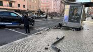 Carro acidentado e paragem de autocarro destruída após colisão em Lisboa