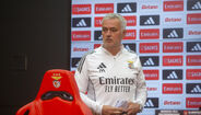 José Mourinho com apontamentos na mão esquerda durante a antevisão ao Gil Vicente-Benfica