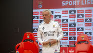 José Mourinho com apontamentos na mão esquerda durante a antevisão ao Gil Vicente-Benfica