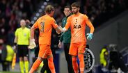 Guarda-redes do Tottenham trocam cumprimentos durante o jogo