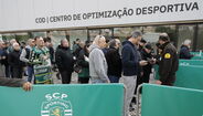 Sócios do Sporting na fila para entrar no Pavilhão João Rocha para votar