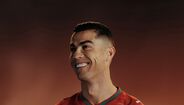 Cristiano Ronaldo apresenta a nova camisola da seleção portuguesa