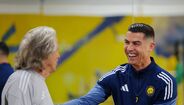 Cristiano Ronaldo e Jorge Jesus em momento descontraído no ginásio do Al Nassr