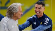 Cristiano Ronaldo e Jorge Jesus em momento descontraído no ginásio do Al Nassr