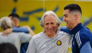 Cristiano Ronaldo e Jorge Jesus em momento descontraído no ginásio do Al Nassr