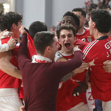 <![CDATA[ Benfica dá a volta ao Águas Santas e marca encontro com o Sporting na final da Taça de Portugal ]]>