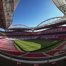 <![CDATA[ Benfica punido pela UEFA por comportamentos racistas e discriminatórios de adeptos ]]>
