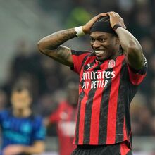 <![CDATA[ Rafael Leão mais perto da saída do Milan: Man. United e Fenerbahçe na frente da corrida ]]>