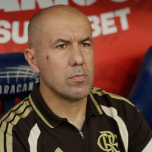 <![CDATA[ Flamengo de Leonardo Jardim vence Coritiba e aproxima-se da liderança  ]]>