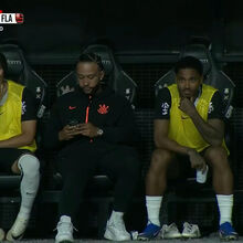 <![CDATA[ Memphis Depay pode enfrentar castigo pesado por... mexer no telemóvel no banco ]]>