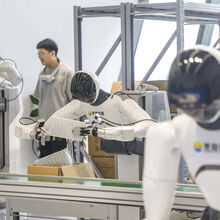 <![CDATA[ China reúne mais de 300 robôs em meia maratona em Pequim ]]>