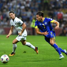 <![CDATA[ Insólito: soldado italiano filma jogadores da Bósnia e Herzegovina antes de jogo decisivo ]]>