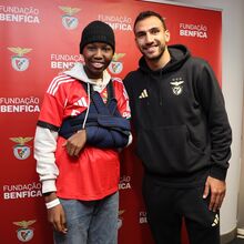 <![CDATA[ Jovem adepto do Benfica concretiza sonho de conhecer o ídolo Pavlidis ]]>