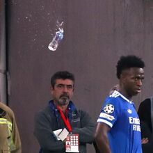 <![CDATA[ Racismo, apontador laser e arremesso de objetos: Benfica multado em 73 mil euros pela UEFA ]]>