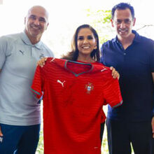 <![CDATA[ Hospitalidade à Seleção retribuída com camisola autografada por Pedro Proença e Roberto Martínez  ]]>