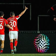 <![CDATA[ Saviola volta a marcar pelo Benfica: águias empatam frente ao Dortmund em jogo de lendas ]]>