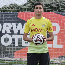 <![CDATA[ À procura de seguir Oblak: guarda-redes de 16 assina contrato profissional com o Benfica ]]>