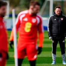 <![CDATA[ Bellamy reage a questão sobre Salah: «Vai jogar pelo País de Gales?» ]]>