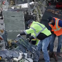 <![CDATA[ Destroços removidos do aeroporto de LaGuardia após acidente entre camião dos bombeiros e avião  ]]>
