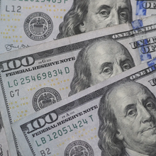 <![CDATA[ Trump terá a sua assinatura nas notas de dólar e quebra uma tradição de 165 anos ]]>