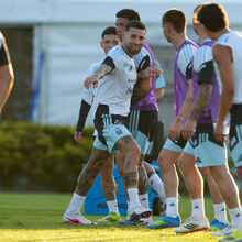 <![CDATA[ Otamendi começa no banco: Argentina ensaia dupla de centrais para arranque do Mundial ]]>