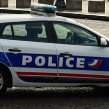 <![CDATA[ Polícia francesa detém homem com uma bomba em frente ao Bank of America em Paris ]]>