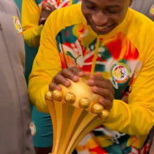 <![CDATA[ Mais uma acha na fogueira: seleção do Senegal exibe o troféu da CAN no Stade de France ]]>