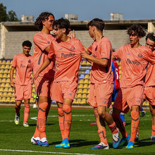 <![CDATA[ Líder FC Porto goleia Alverca e pressiona os rivais ]]>