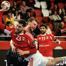 <![CDATA[ Benfica vence Águas Santas e ultrapassa FC Porto no Campeonato ]]>