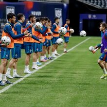 <![CDATA[ «Sem armas, sem guerra»: AMI 'reimagina' hino e apela ao fim da guerra antes do EUA-Portugal ]]>