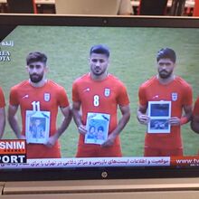 <![CDATA[ Seleção do Irão homenageia vítimas do bombardeamento à escola primária feminina ]]>