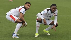 Rafael Leão, com Nkunku, celebra golo do Milan frente à Cremonese