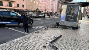 Despista-se a alta velocidade com Porsche Panamera, derruba semáforos e destrói quiosque em Lisboa