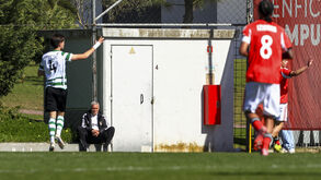 De olho nos miúdos: José Mourinho assiste ao Benfica-Sporting em juvenis no Seixal
