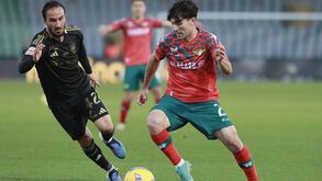 Seba Pérez em disputa de bola com Nile John